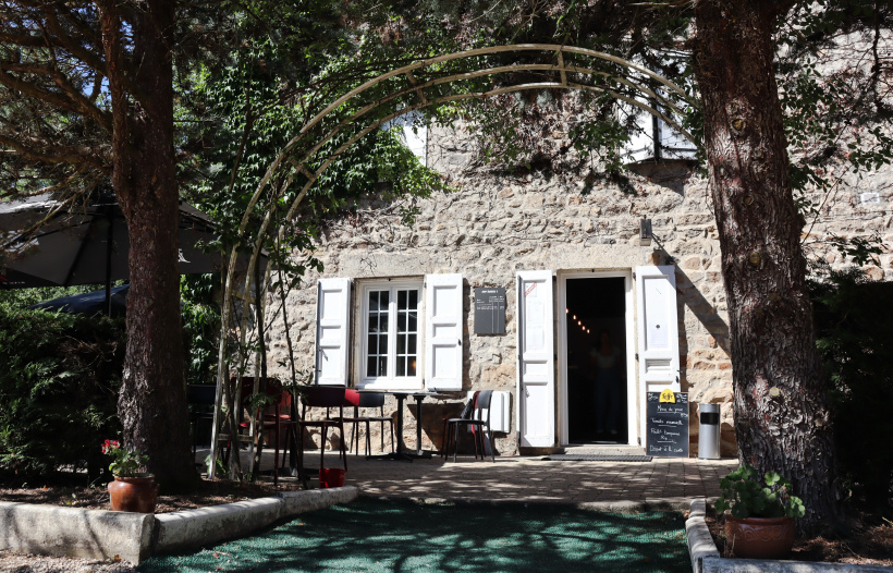 L'entrée du restaurant simple et accueillant 