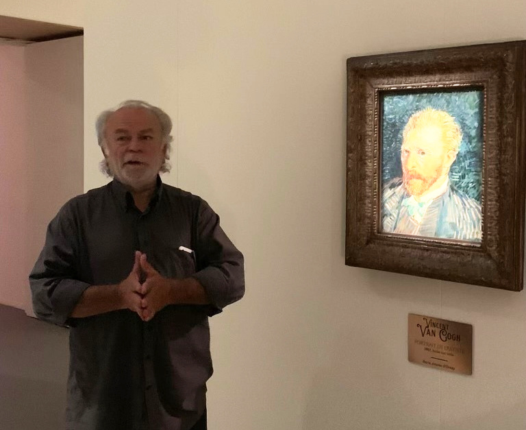 Robert Dubois présentant l'œuvre de Van Gogh au Musée du Puy-en-Velay.