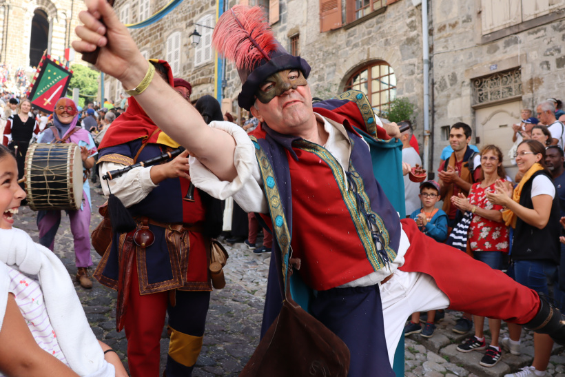 À chaque édition, des sourires et des rires fusent dans les ruelles de la cité ponote.