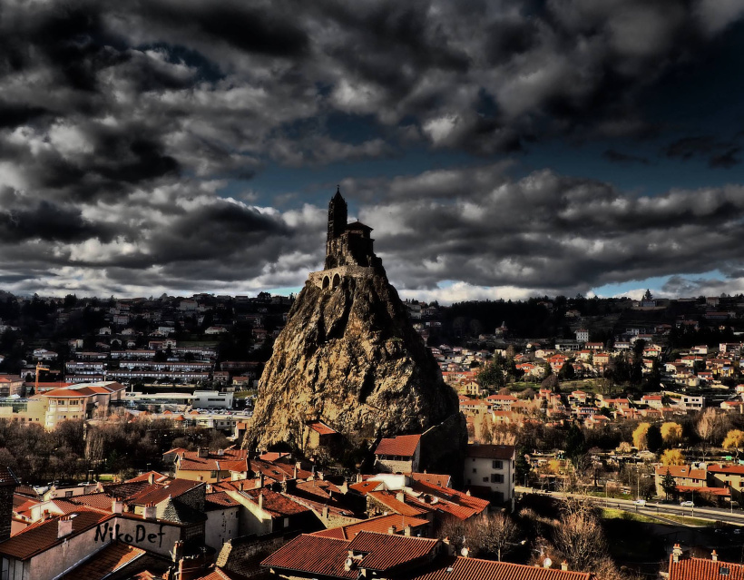 La ville du Puy-en-Velay et ses environs, lieux des terribles meurtres. 