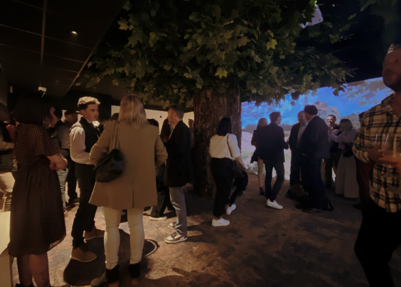 Telle la place d'un village, l'arbre trône au centre