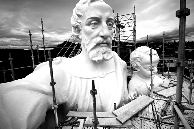 Saint-Joseph qui se prend en selfie pour montrer son nouveau fond de teint. 