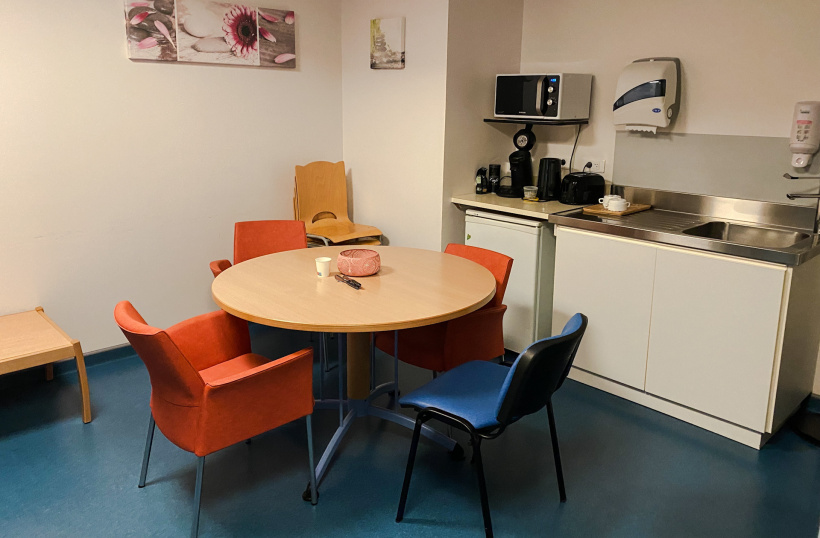 Le salon qui peut accueillir les familles