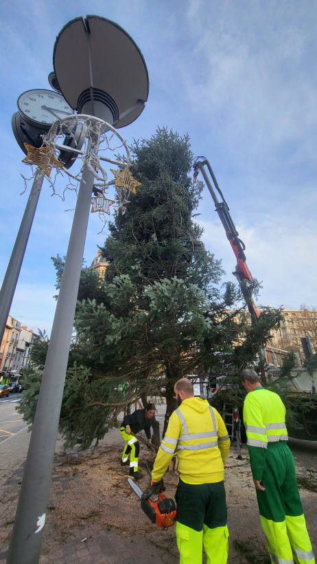"L'enfance, c'est croire qu'avec le sapin de Noël et 3 flocons toute la terre est changée"