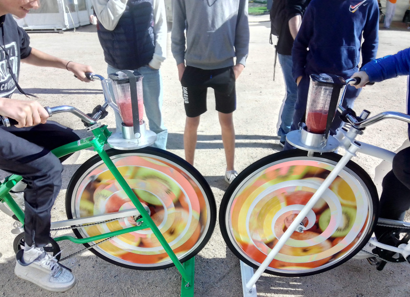Le vélo à smoothie. Un moyen de faire du sport tout en consommant des fruits. 