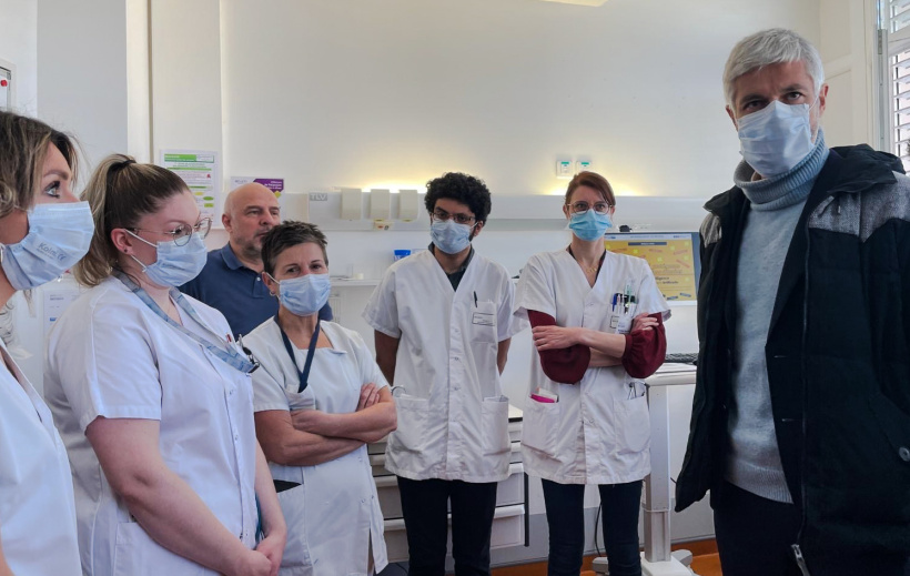 Laurent Wauquiez découvre l'équipe soignante