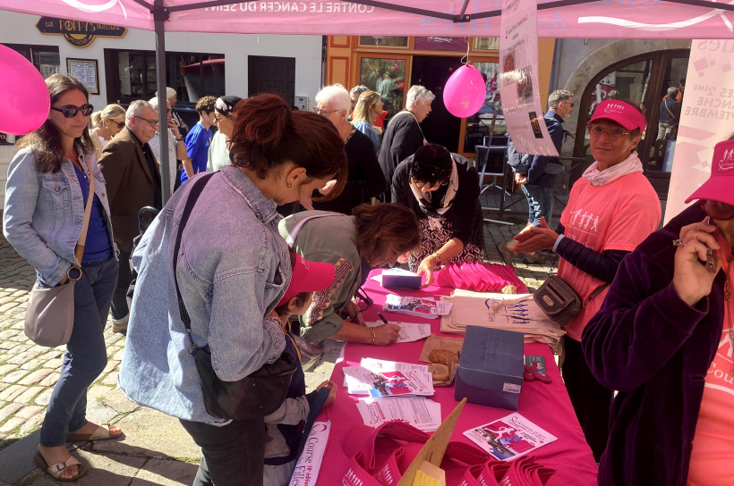 Les inscriptions affluent comme ici, au marché du Puy-en-Velay, samedi 6 septembre.