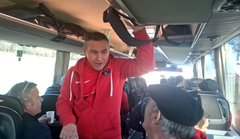 Dès les premiers kilomètres, l'ambiance commence à chauffer l'intérieur du bus.