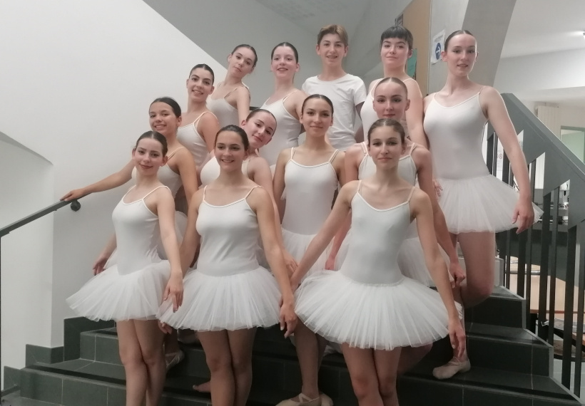 Des danseuses habillées en tutu et en sourires.