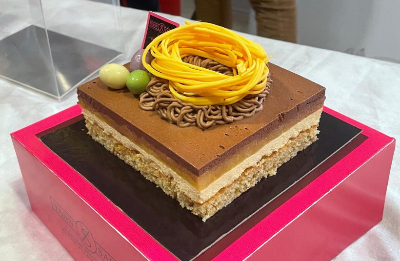 Un entremet surmonté d'un nid de chocolat
