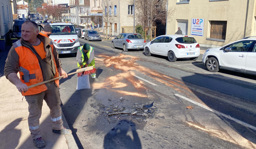 Les agents à l'œuvre pour rendre le Boulevard du Président Bertrand praticable. 