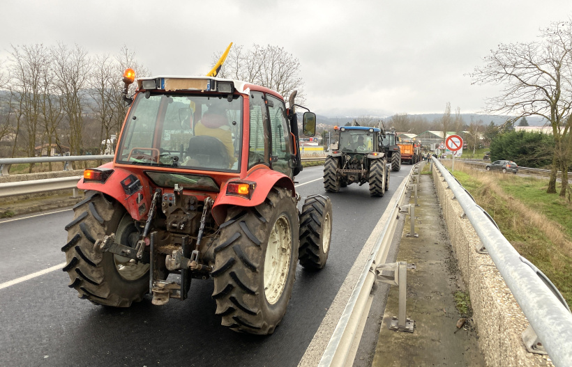 Les tracteurs de la "Conf" ont parcouru quelques kilomètres pour se poser devant Mercedes.