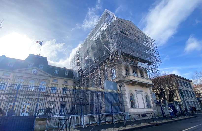 Un impressionnant échafaudage se dresse au-dessus de la préfecture