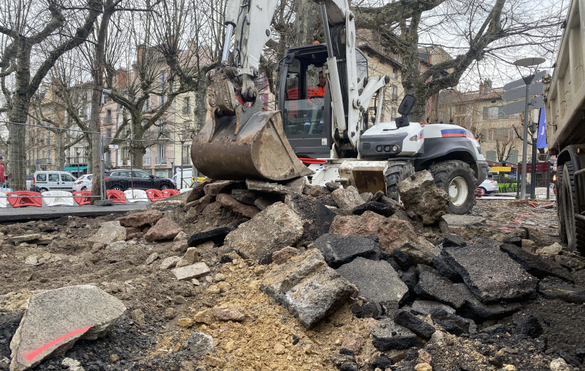 Bien longtemps n'avait pas été retourné ainsi le tablier de la promenade du Breuil.