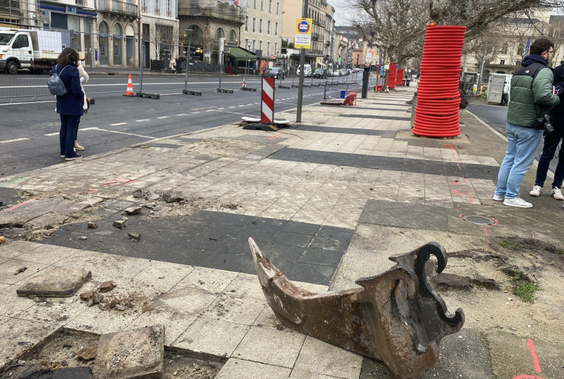 Pendant la durée des travaux, les véhicules descendant devront circuler sur une voie. 