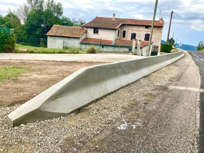 installation d’une glissière en béton armé de 60 mètres de long sur la RD42 à Pirolles