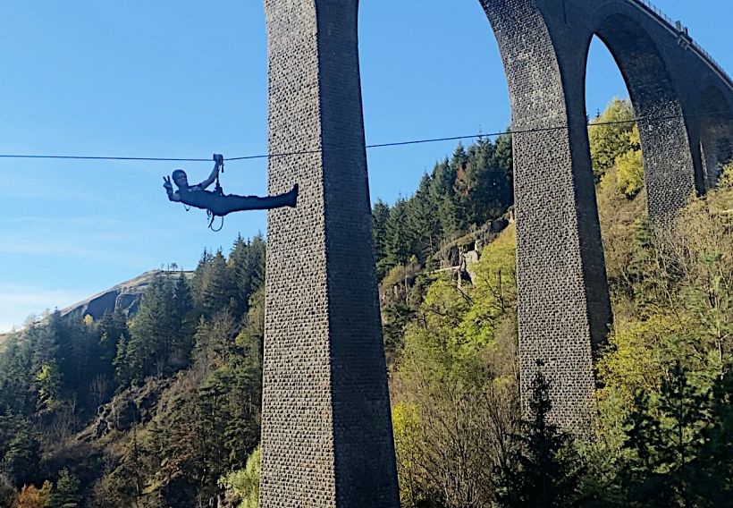 Un vrai voyage spatio-temporel à l'ombre du viaduc centenaire de la Recoumène. 