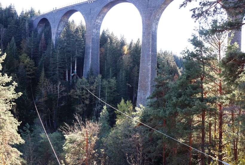 Les deux nouveaux câbles fraichement tendus au-dessus de la Gazeille. 