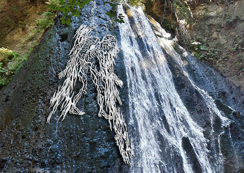 Mémoire par Sylvie de Meurville, une œuvre qui accompagne la cascade naturelle.