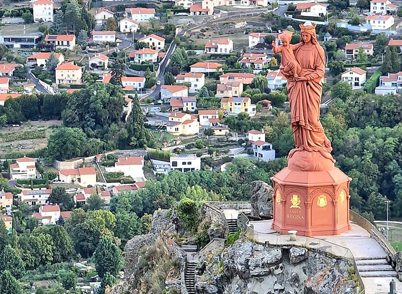 La statut Notre-Dame-de-France, debout sur le Rocher Corneille. 