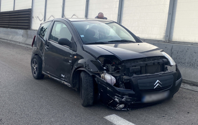 La voiture s'en sort en très mauvais état.