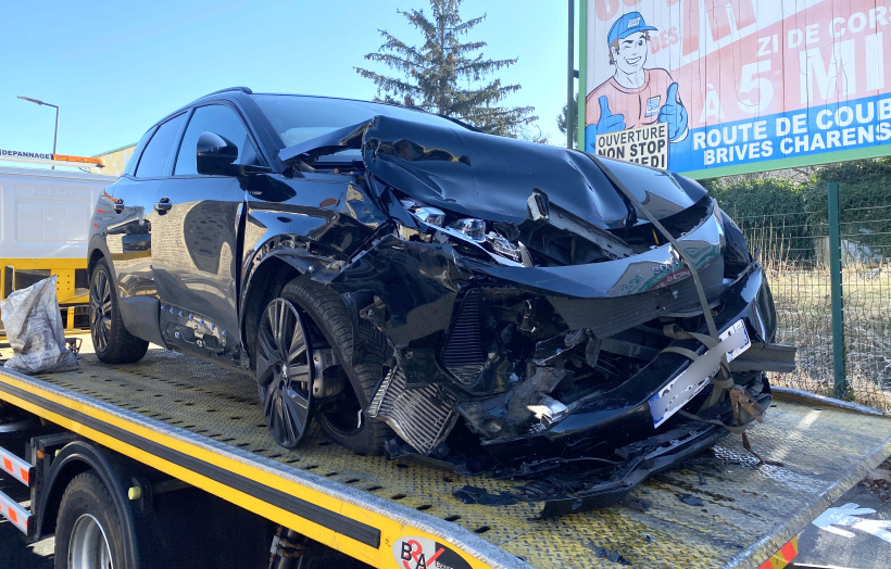 L'état de la voiture témoigne de l'intensité du carambolage. 