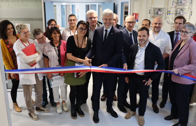 Aux côtés des équipes soignantes et de direction, Laurent Wauquiez a coupé le cordon. 