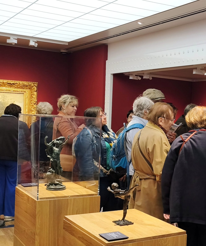 Les statues au centre du musée mobile.