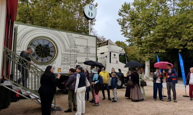Dès l'ouverture, la foule attend.