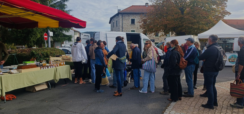 Fête de la Bio à Saint Germain Laprade, les clients font la queue