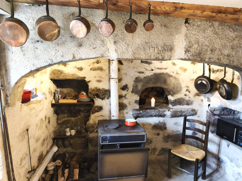 La cuisine du gîte, simple et chaleureuse.