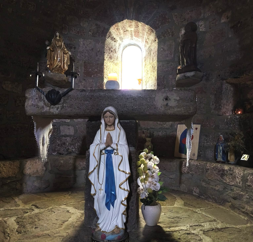 La vierge ramenée de Lourdes en offrande.