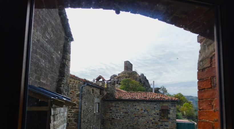 Vue sur la chapelle de Rochegude depuis le gîte.