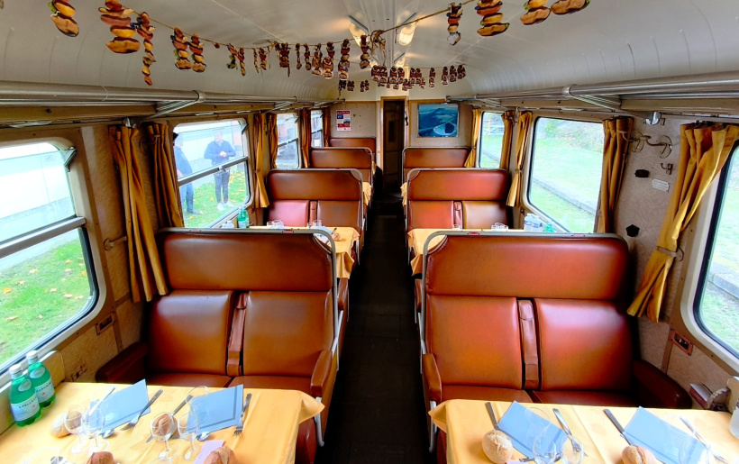L'un des wagons restaurants du Trifola express.
