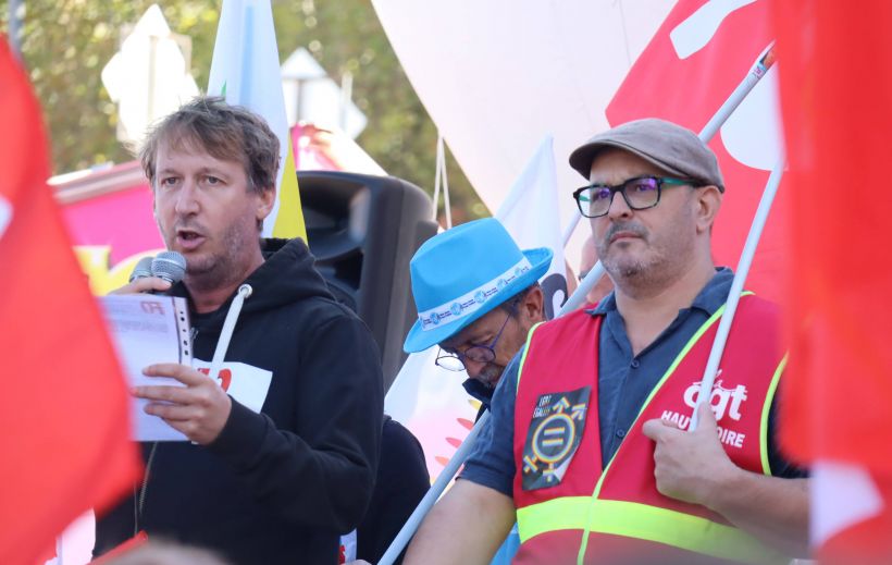 Vincent Delauge de FO 43 (au micro) et Pierre Marsein de la CGT 43.