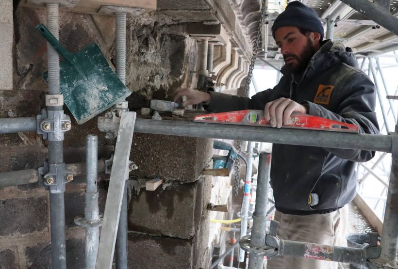 Les arases des murs sont totalement refaites par les artisans des Ateliers de Chanteloube.