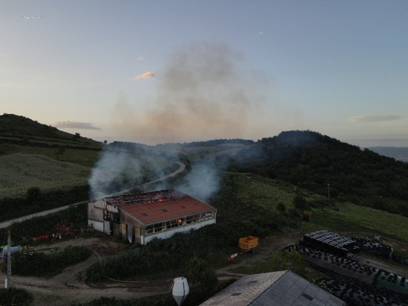 Feu de bâtiment agricole de 400 m² à Saint-Just-Près-Brioude ce mardi 18 juin 2024.