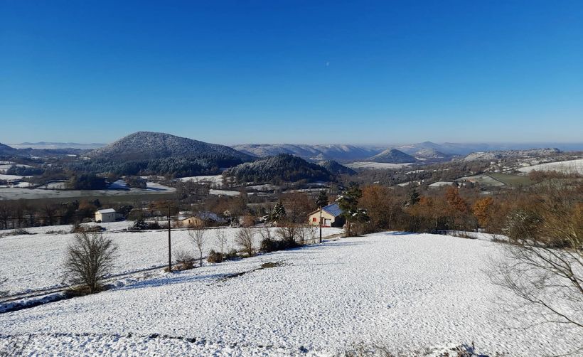 Dessous la dure écorce, les arbres frémissent de froid en cet infini du beau à St-Hostien.