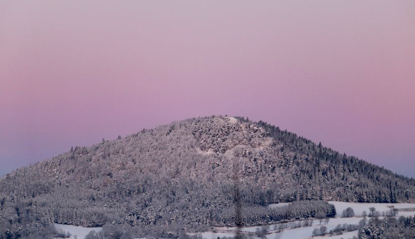 Le Suc d'Ayme à Yssingeaux, baigné dans un ciel presque magenta.