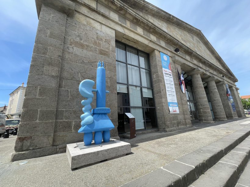 art dans la ville Issoire sculptures bleues Lisa Vanho