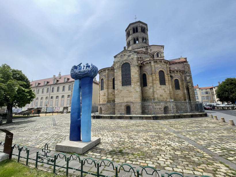 art dans la ville Issoire sculptures bleues Lisa Vanho