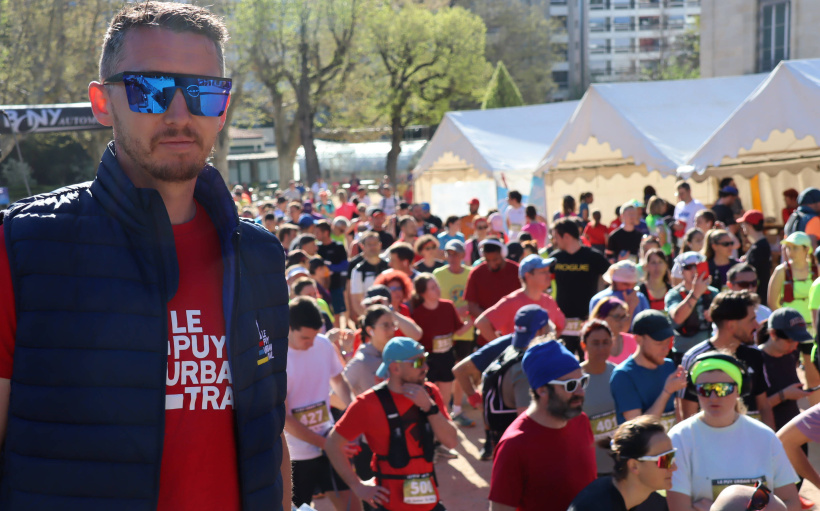 Baptiste Massin de l'association organisatrice Fit Run Sport devant la foule du 5e Urban. 