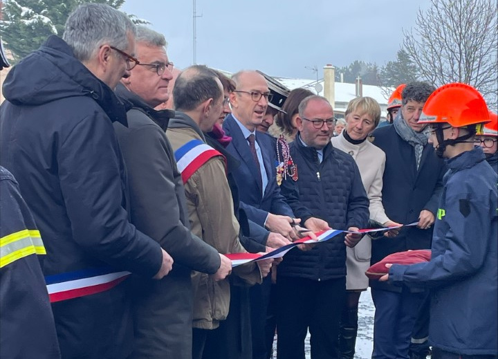 Le préfet de la Haute-Loire, Yvan Cordier, coupe le ruban tricolore de la nouvelle caserne