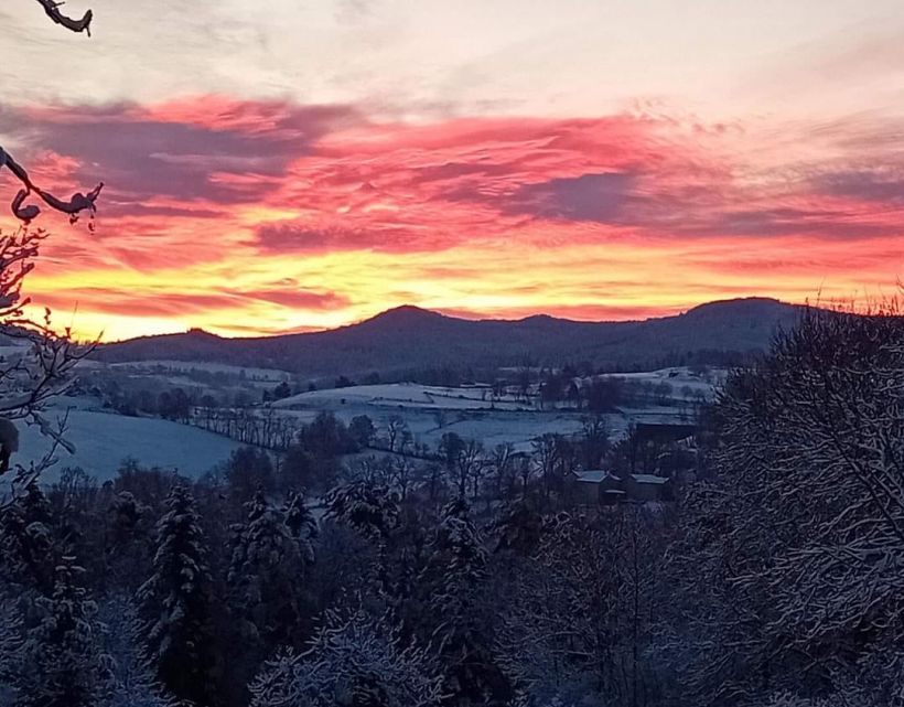 Le Pertuis où se trame un attentat de couleurs, de rouge et d'orange, de clair et d'obscur