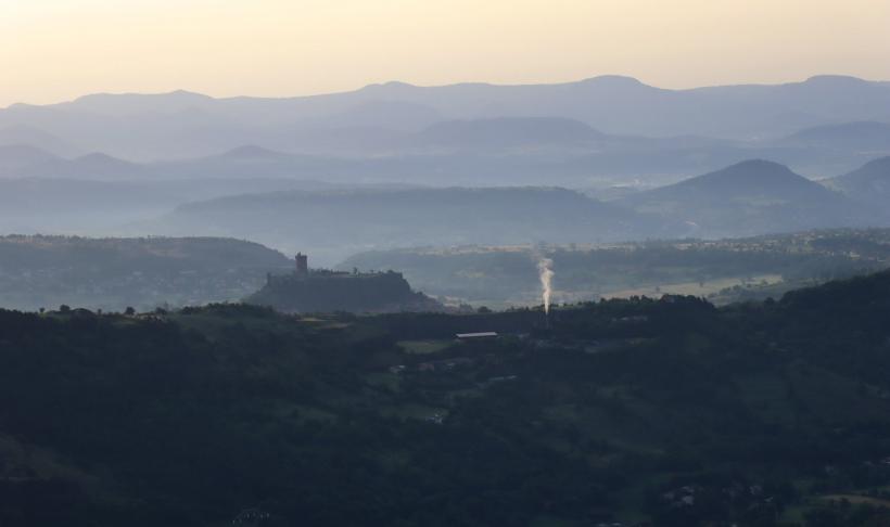 Le château de Polignac dans son horizon bleuté. 