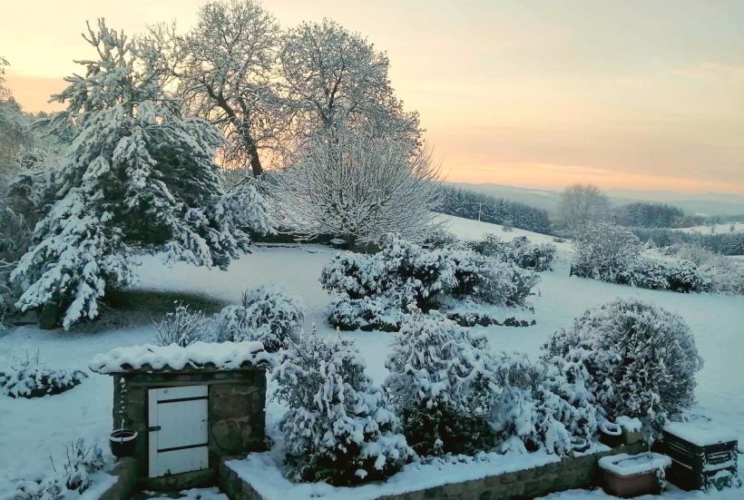 Quand l'horizon saupoudre de safran la neige de Saint-Victor-Malescours.