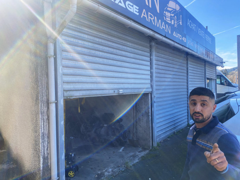 Arman Karapetian devant ses quatre garages devenus en partie inutilisables. 