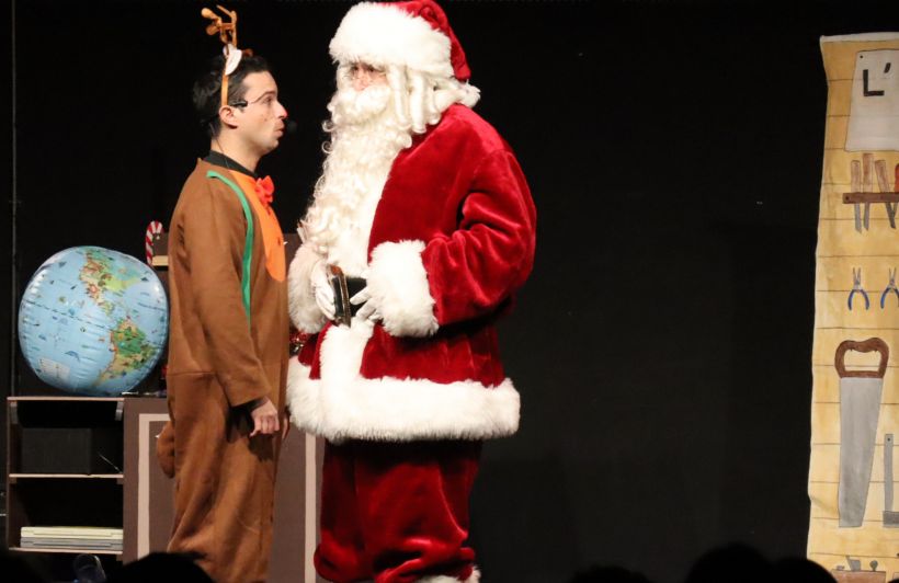 Le renne Rudolph et le Père Noël, en pleine discussion spatiale. 