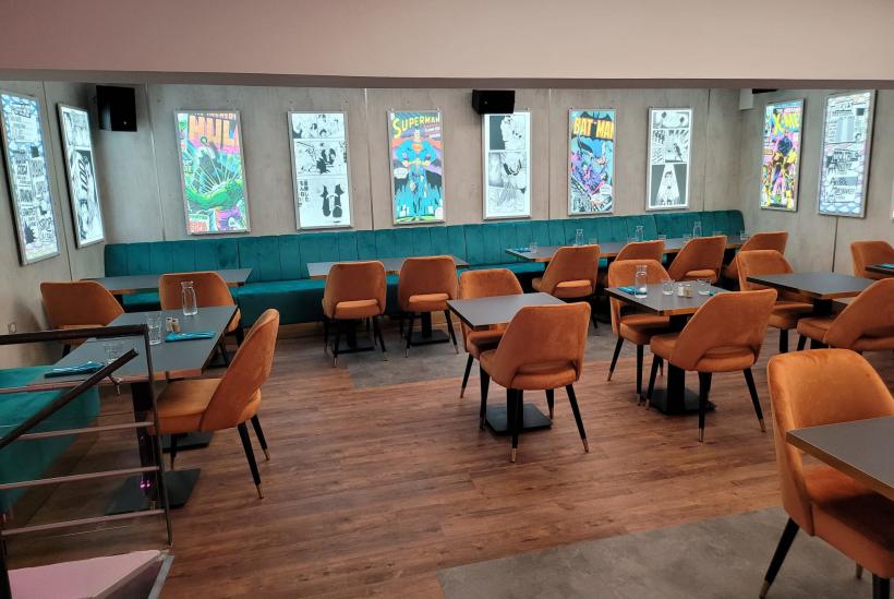 La première salle de restaurant entourée de planche de BD. 