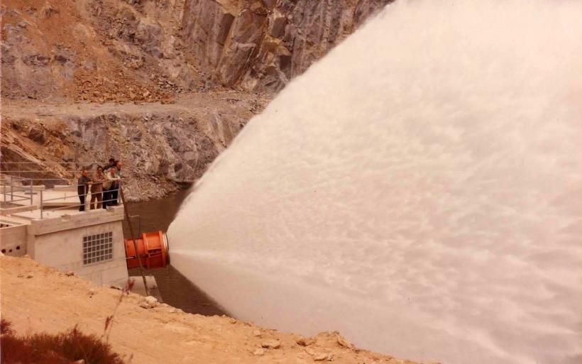 La première ouverture de la vanne du barrage de Naussac en 1983.